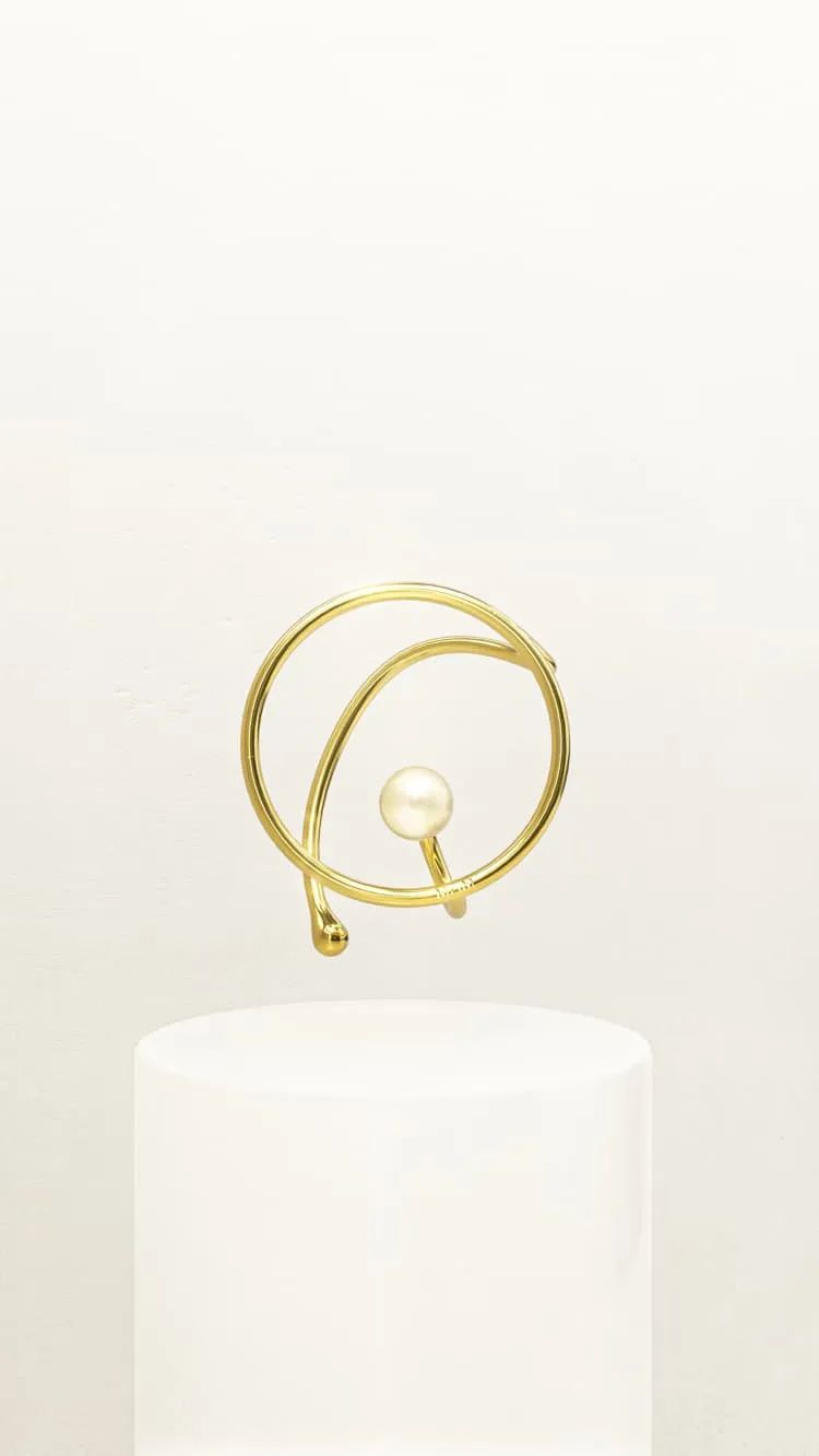 Gold ring ear-cuff with pearl