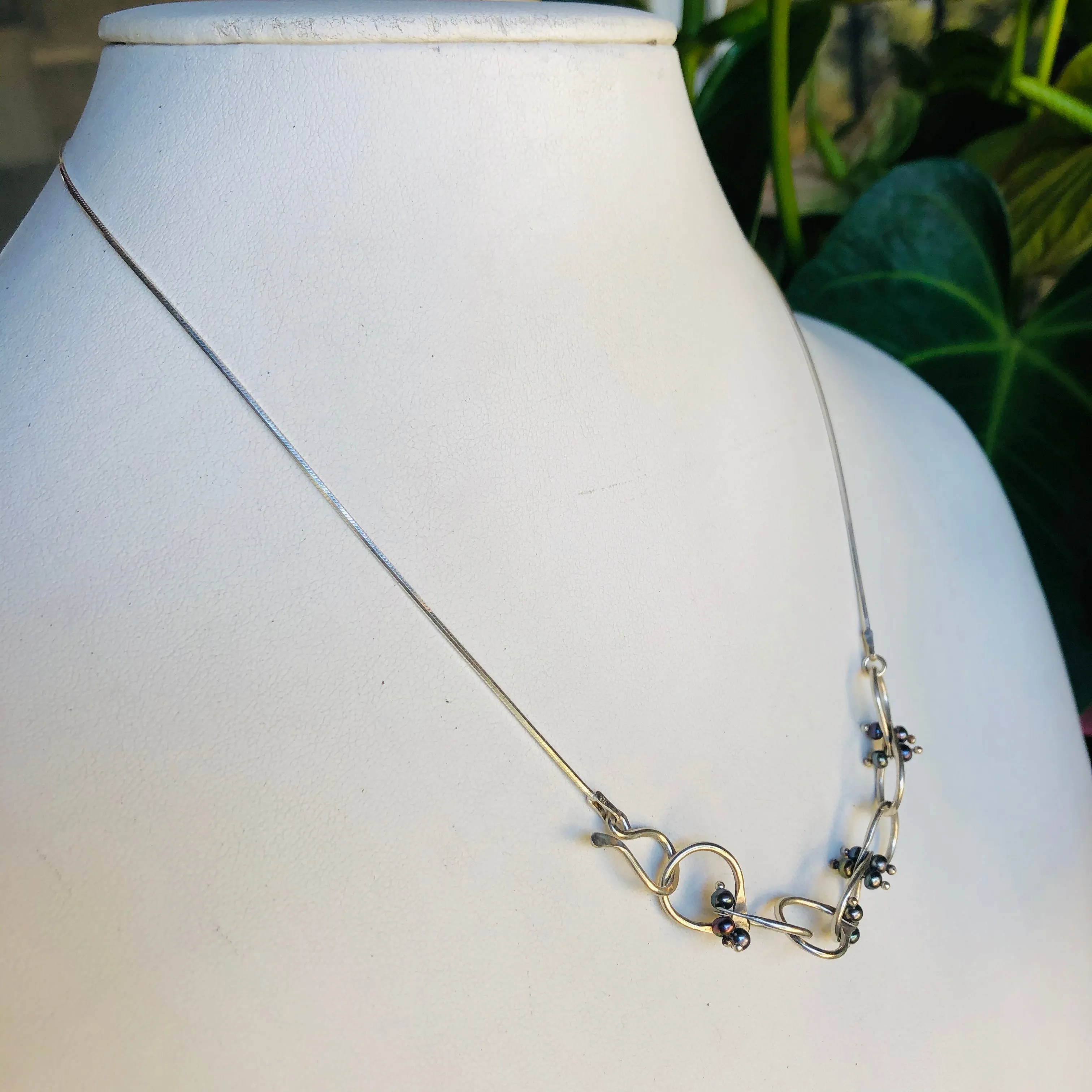 Tangle pearl necklace