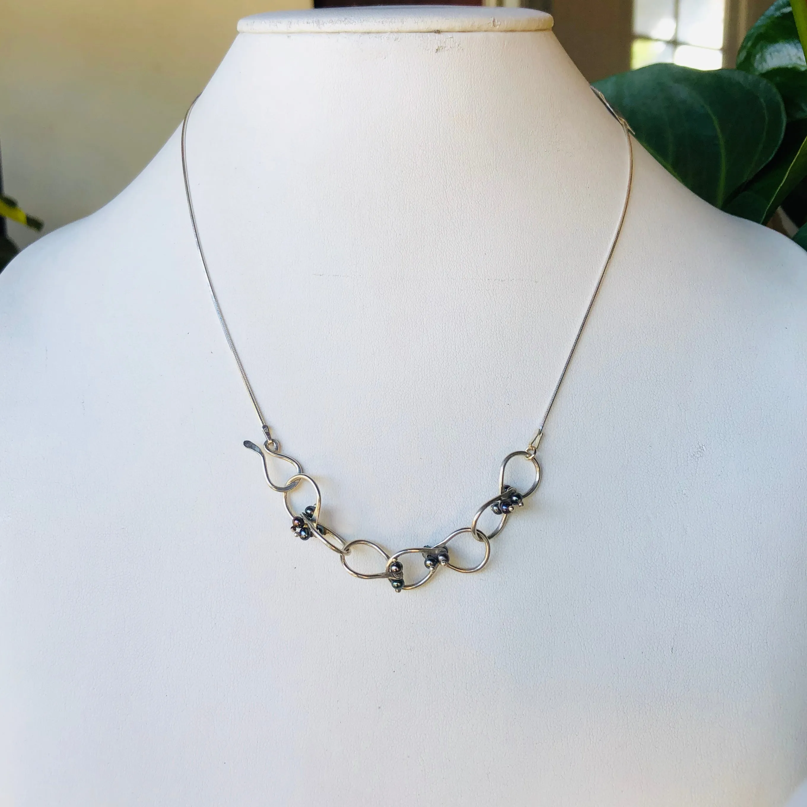 Tangle pearl necklace